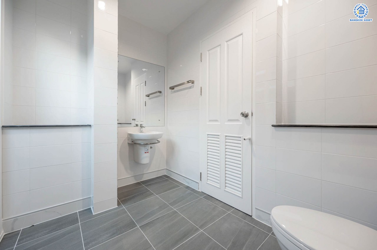 บ้านมือสองตกแต่งใหม่ โครงการ เพอร์เฟคเพลส ราชพฤกษ์ หลังมุม! รองรับทุกการใช้งาน บนเนื้อที่กว้างถึง 61.8 ตร.ว. พื้นที่ใช้สอย 198 ตร.ม. พร้อมฟังก์ชัน 3 ห้องนอน 3 ห้องน้ำ จอดรถได้ 2 คัน บ้านคุณภาพดี บนทำเลติดถนนราชพฤกษ์ เชื่อมต่อถนนรัตนาธิเบศร์ ใกล้รถไฟฟ้าสายสีม่วง “สถานีบางรักน้อยท่าอิฐ” จุดขึ้นทางด่วน "กาญจนาภิเษก" และเซ็นทรัลรัตนาธิเบศร์